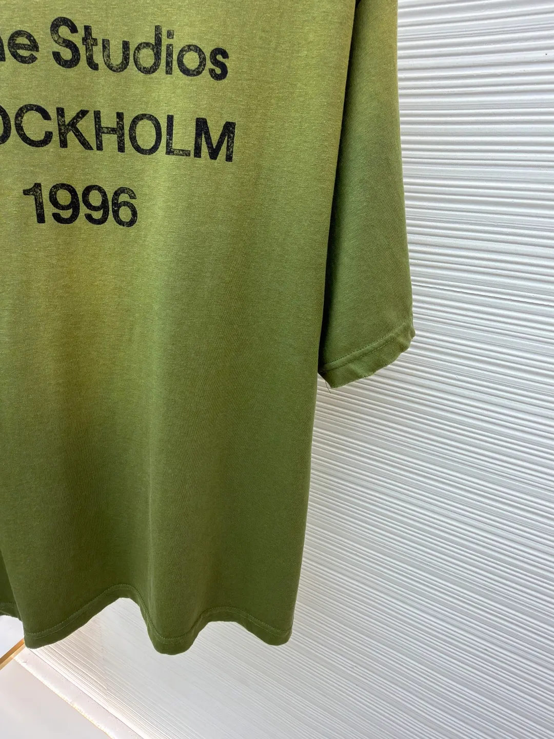 Acne Studios 1966 mud-dyed washed distressed short-sleeve ●Original version: Purchased and developed for 2800 ●Item number: 1682355-X95 ●Fabric: cloud velvet ski-like cotton fabric ●Technology: glue printing ●Color: green ●Version: fitted version ●Weight: about 215 grams ●Size: S-M-L-XL ●Description: Made of ultra-soft pure cotton fabric, garment-dyed, washed and distressed, the chest part has a dirty feel, and the lower part shows a gradient effect. The neckline is slightly frayed to better fit the overall tone. The overall line is straight and delicate, the fabric is comfortable and soft, and the color is consistent without color difference. It can be matched with the same style to create a fashionable look and control various occasions. Customized accessories, complete with three standards, the same style for men and women!